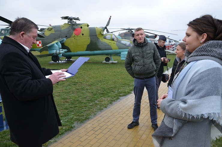 konkurs wiedzy o lotnictwie -uczniowie ZSZnr2 w Dęblinie w zadaniu terenowym