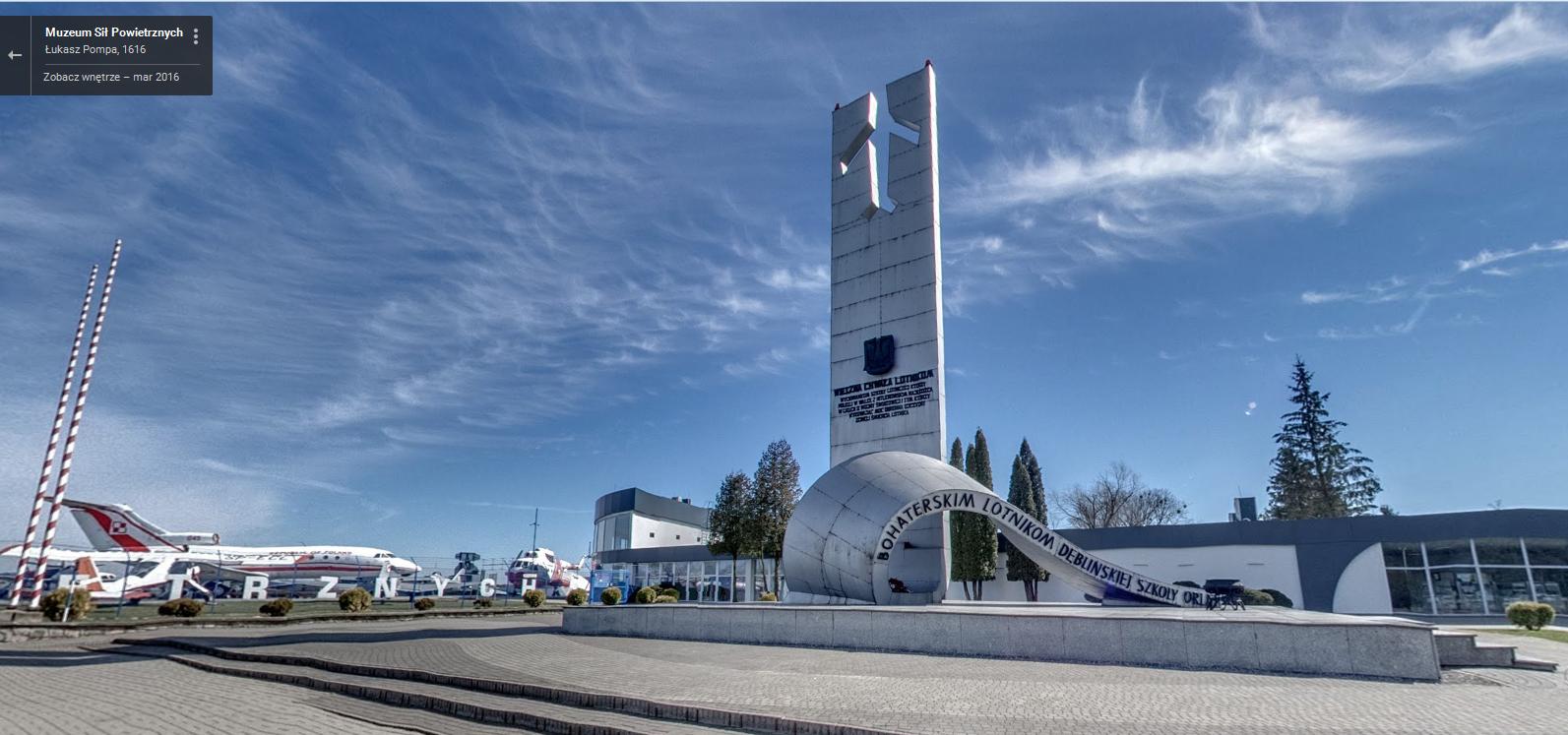 Pomnik Bochaterskich Lotników Dęblińskiej Szkoły Orląt -panorama Google Street View - Muzeum Sił Powietrznych w Dęblinie