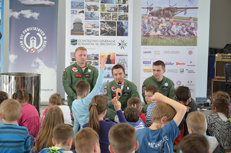 Piloci czytają dzieciom Muzeum SIł Powietrznych w Dęblinie (3)