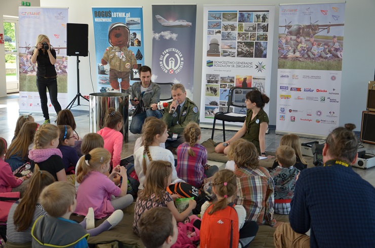 Piloci czytają dzieciom Muzeum SIł Powietrznych w Dęblinie - gen. bryg. (R) pil. inż. Ryszard Hać (2)