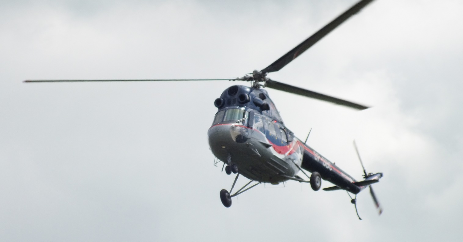 Pokaz śmigłowca Mi-2 pilotowanego przez instruktora PWSZ w Chełmie