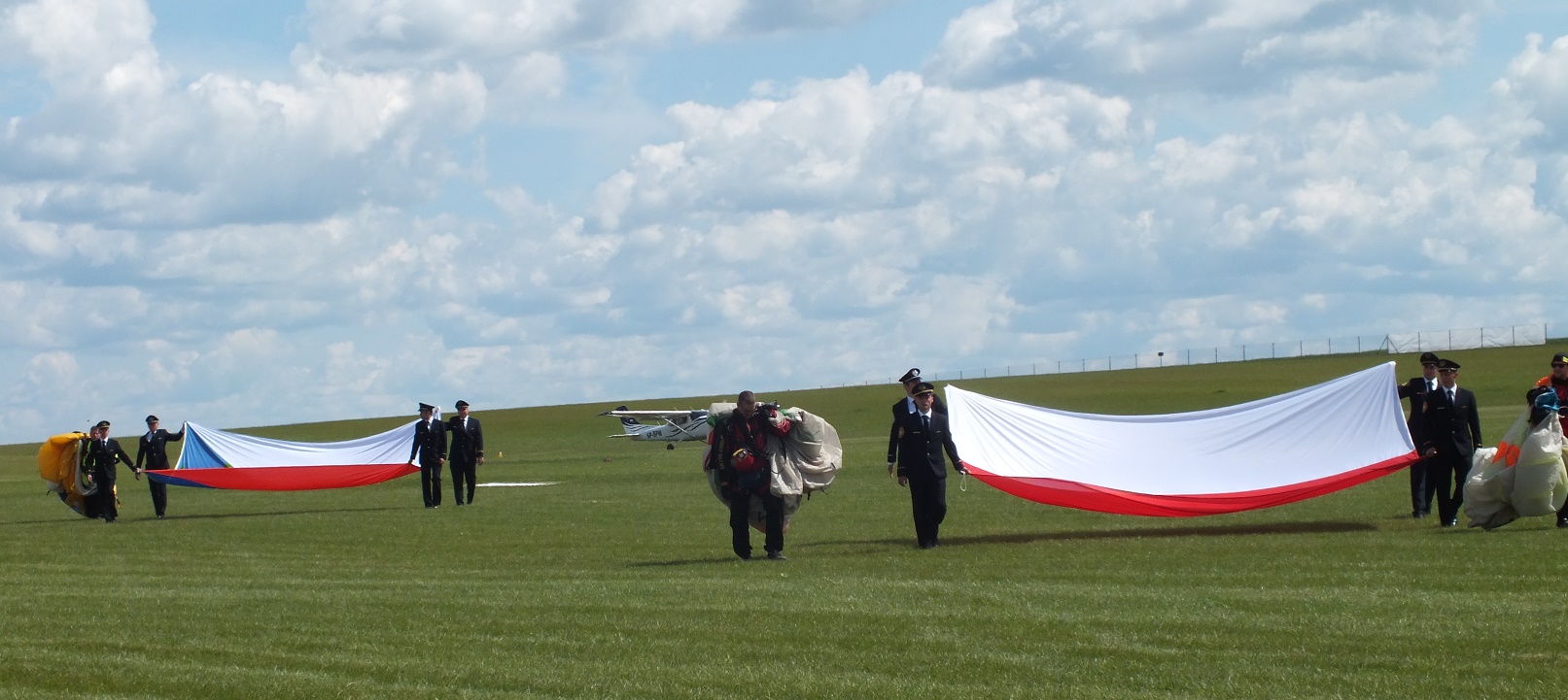 Studenci PWST odbierają flagi, z którymi zeskakiwali spadochroniarze