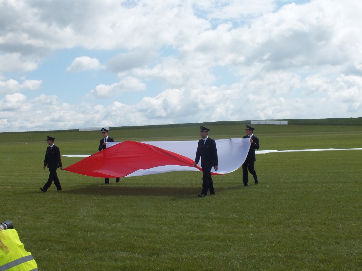 Studenci PWST odbierają flagę RP, z którą zeskakiwali spadochroniarze