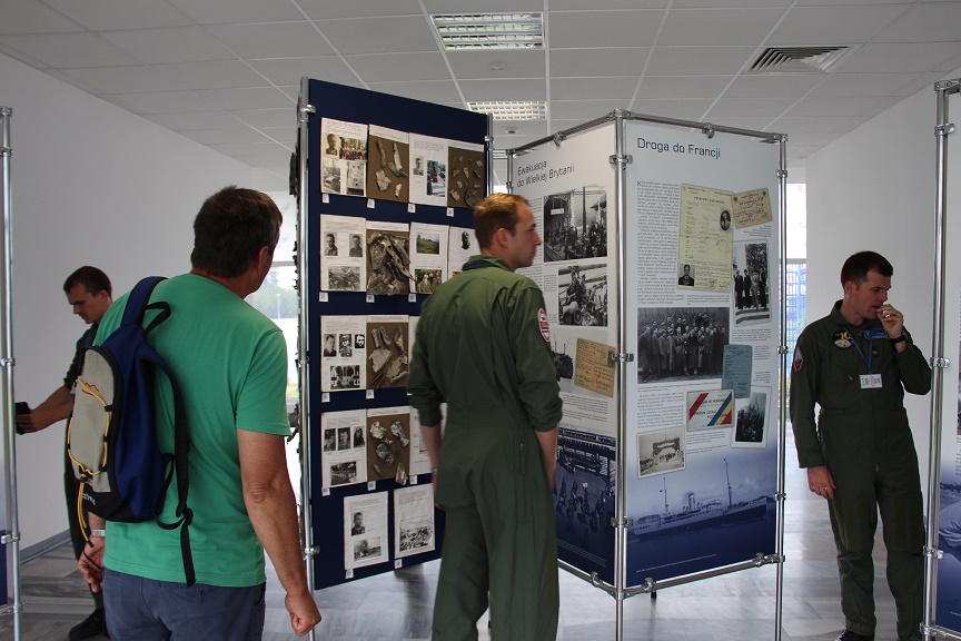 Grupa szwajcarskich pilotów w Muzeum Sił Powietrznych w Dęblinie (2)