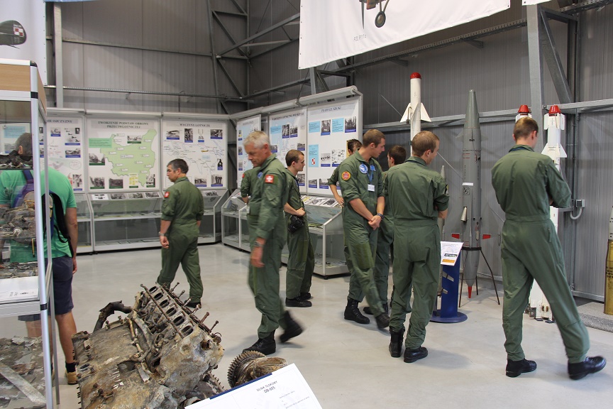 Grupa szwajcarskich pilotów w Muzeum Sił Powietrznych w Dęblinie (3)